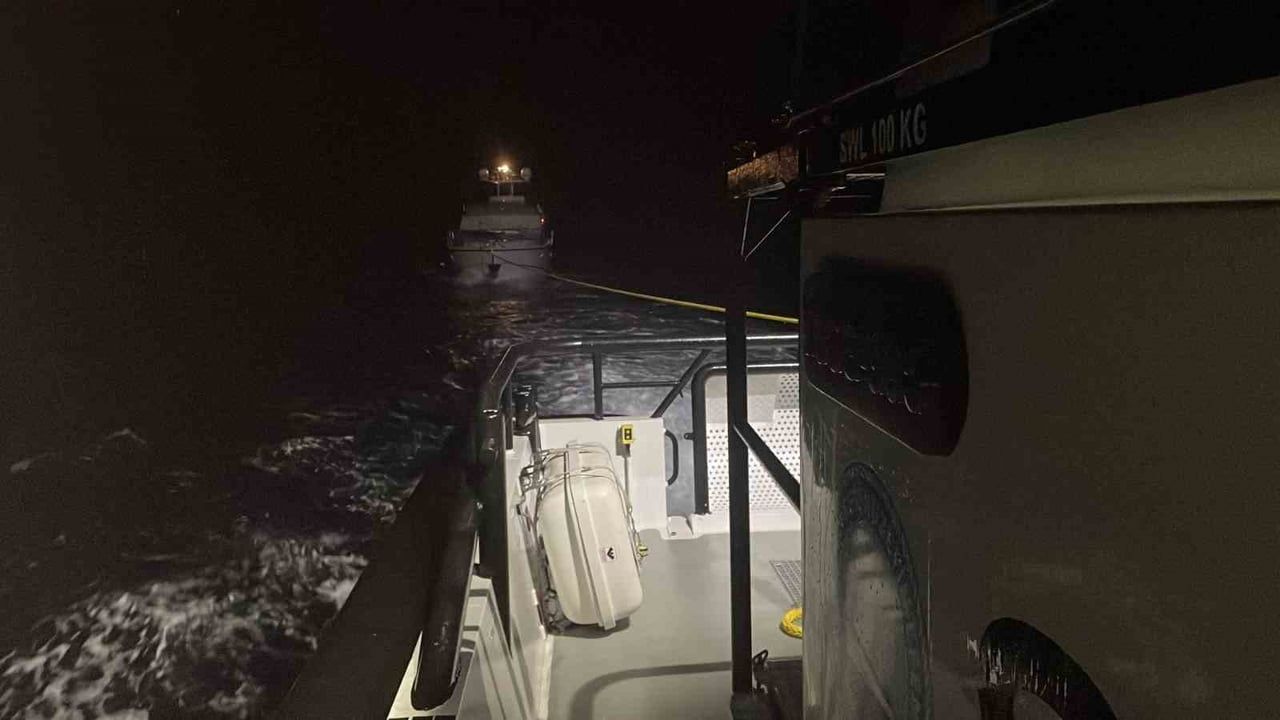 ÇANAKKALE’NİN AYVACIK İLÇESİ AÇIKLARINDA İÇİNDE 3 KİŞİNİN BULUNDUĞU MAKİNE ARIZASI YAPARAK...