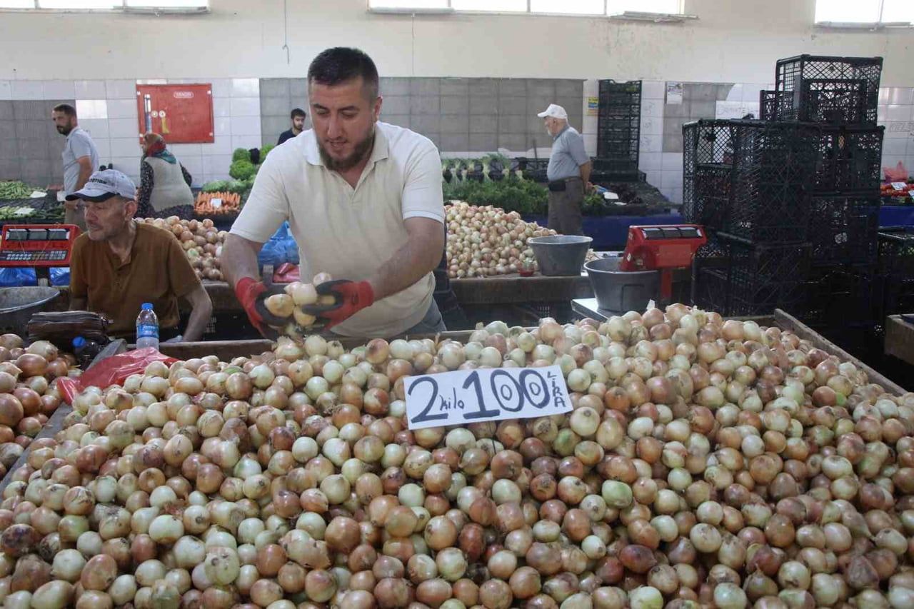 TÜRK MUTFAĞININ VAZGEÇİLMEZİ SOĞAN, ÜRETİMİNİN EN ÇOK YAPILDIĞI İKİNCİ ŞEHİR OLAN AMASYA’DA BU YIL...