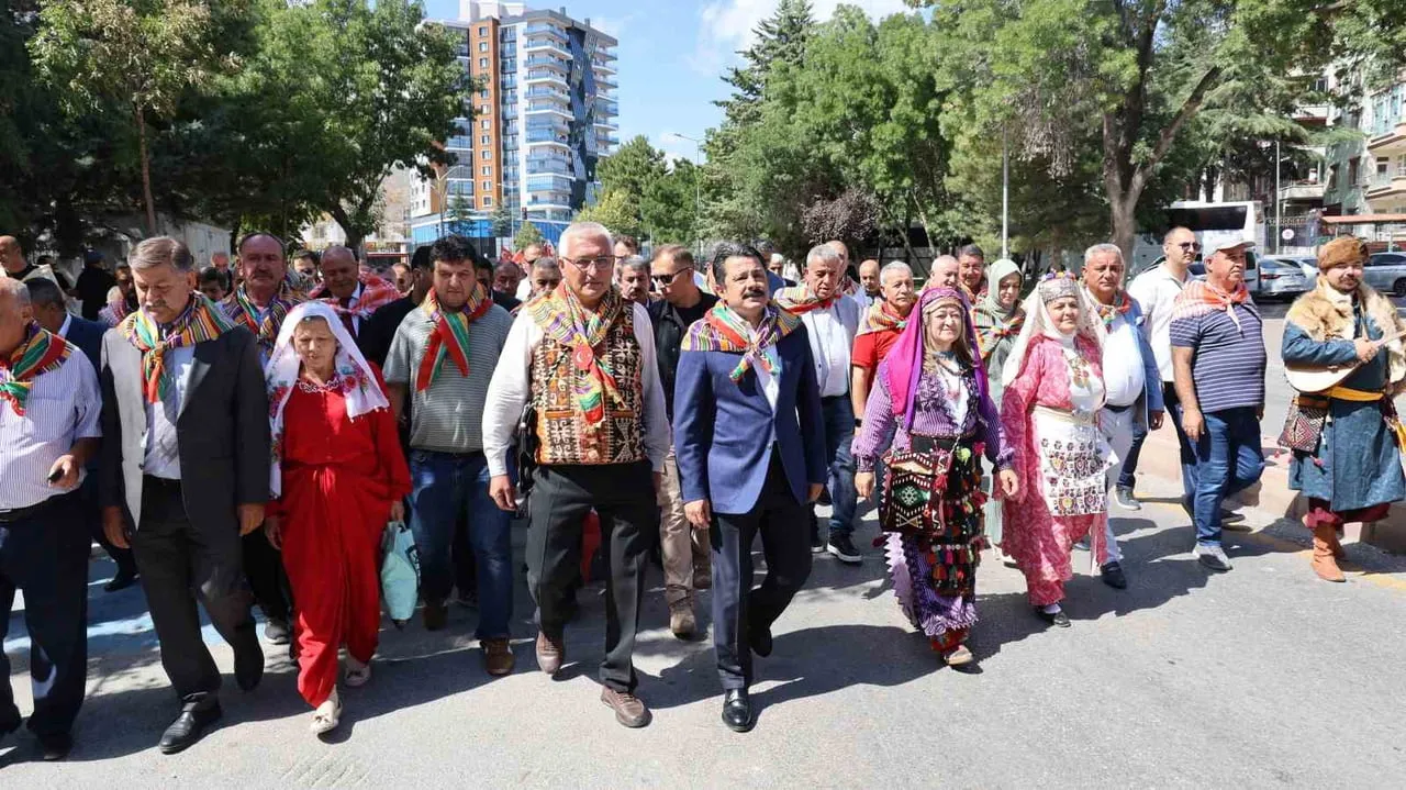 YÖRESEL KIYAFETLERİNİ GİYEN TÜRKMENLER, KIRŞEHİR CADDELERİNDE YÜRÜYÜŞ...