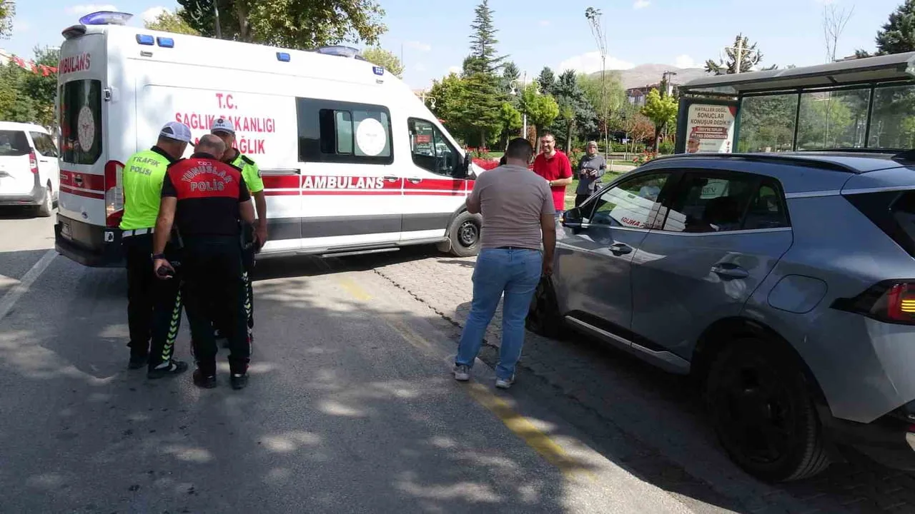 MALATYA’DA OTOMOBİL İLE MOTOSİKLET ÇARPIŞTI: 1 YARALI