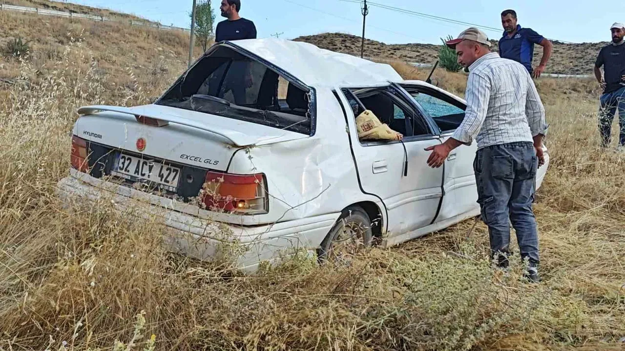ISPARTA'NIN YALVAÇ İLÇESİNDE OTOMOBİLİN ŞARAMPOLE DEVRİLMESİ SONUCU SÜRÜCÜ YARALANDI.