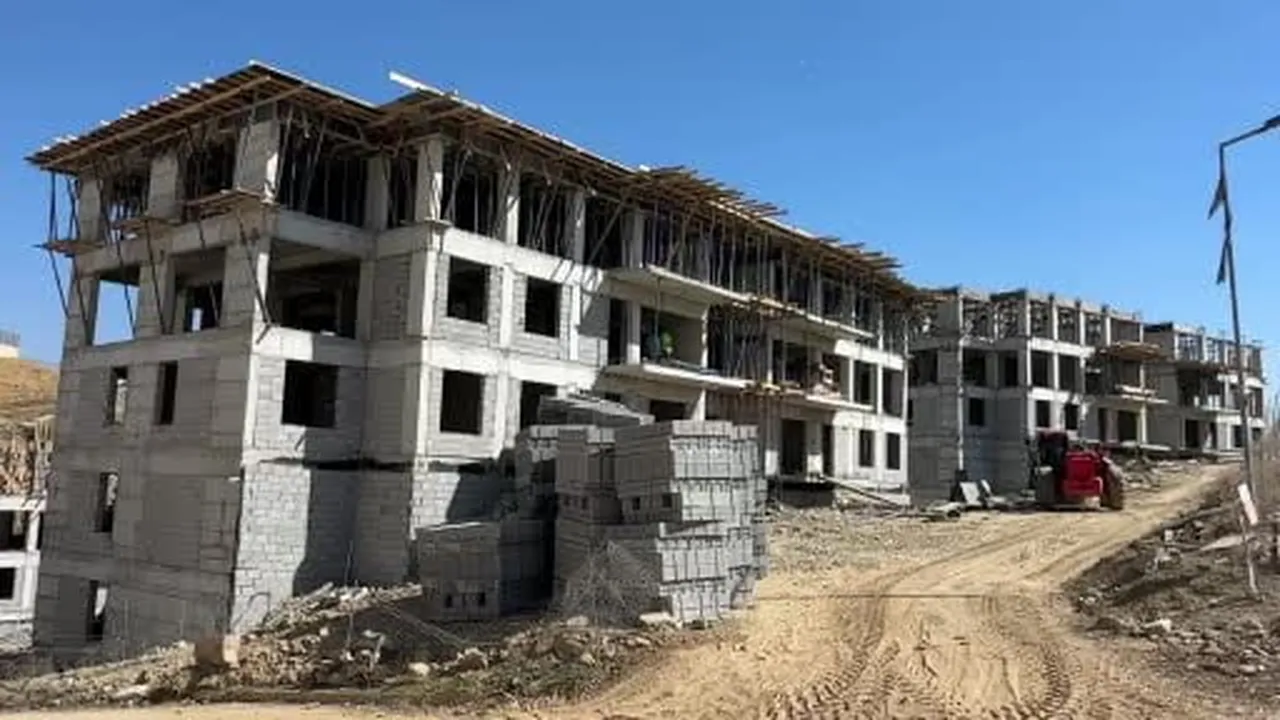 Yüksekova’da vatandaşlar için devlet 48 konutluk binalar yapımına devam ediyor