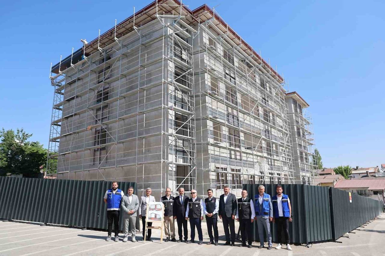 SİVAS VALİSİ YILMAZ ŞİMŞEK, KENT GENELİNDE YAPIMI DEVAM EDEN EĞİTİM YATIRIMLARI İLE RESTORASYON VE...