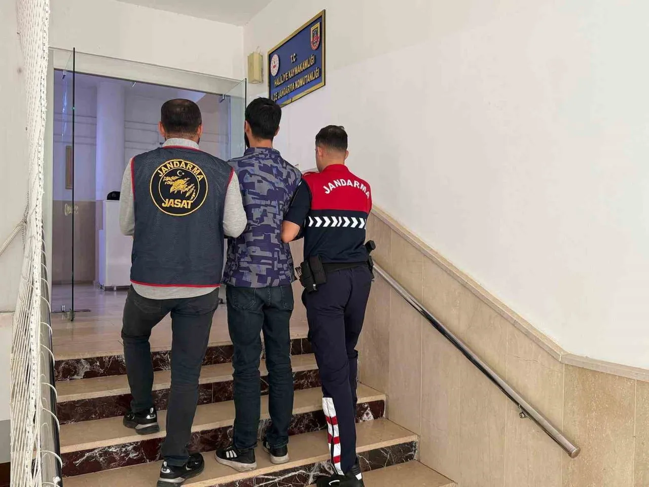 ŞANLIURFA'DA 5 YIL KESİNLEŞMİŞ HAPİS CEZASI BULUNAN HÜKÜMLÜ YAKALANDI
