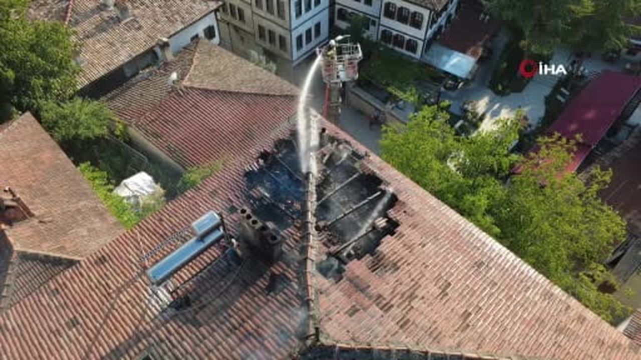 Safranbolu’da 3 katlı evin çatısında çıkan yangın söndürüldü