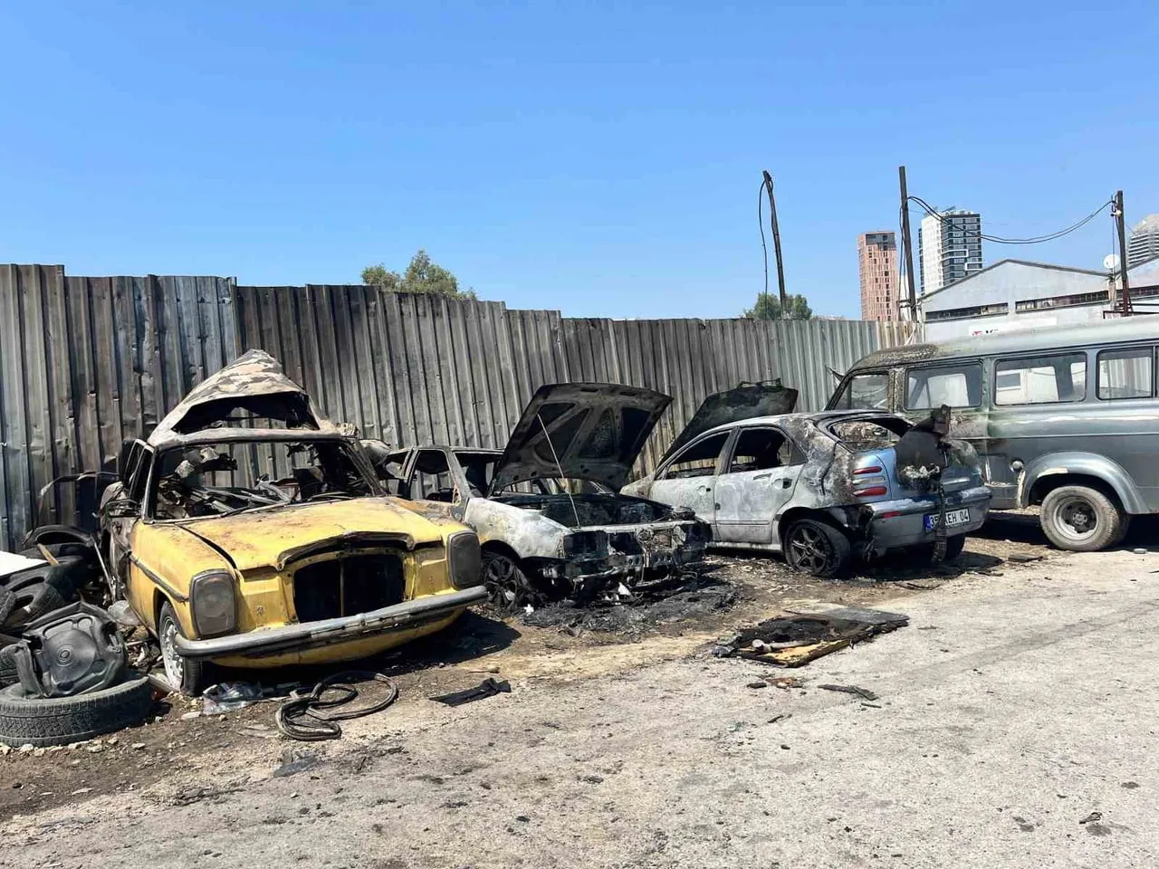 BORNOVA İLÇESİNDE BİR OTOMOBİLDE BAŞLAYAN VE PARK HALİNDEKİ DİĞER ARAÇLARA SIÇRAYAN YANGINDA 4...
