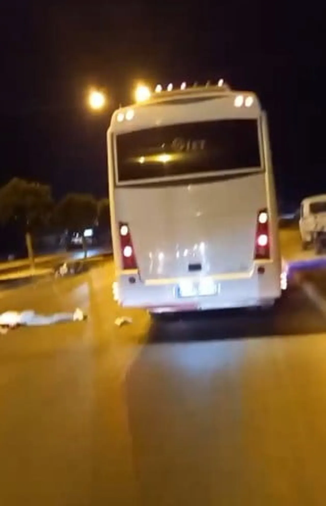 ANTALYA’NIN SERİK İLÇESİNDE MOTOSİKLET, ARIZALANIP YOL KENARINDA PARK EDEN MİDİBÜSE ARKADAN...