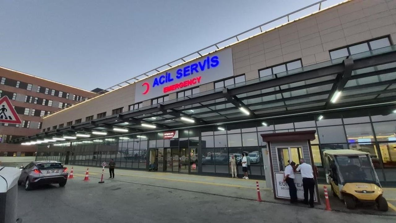 ESKİŞEHİR'DE KENDİLERİNDEN HABER ALINAMAYAN VE İTFAİYE EKİPLERİNCE KAPISI AÇILAN EVDE BAYGIN HALDE...