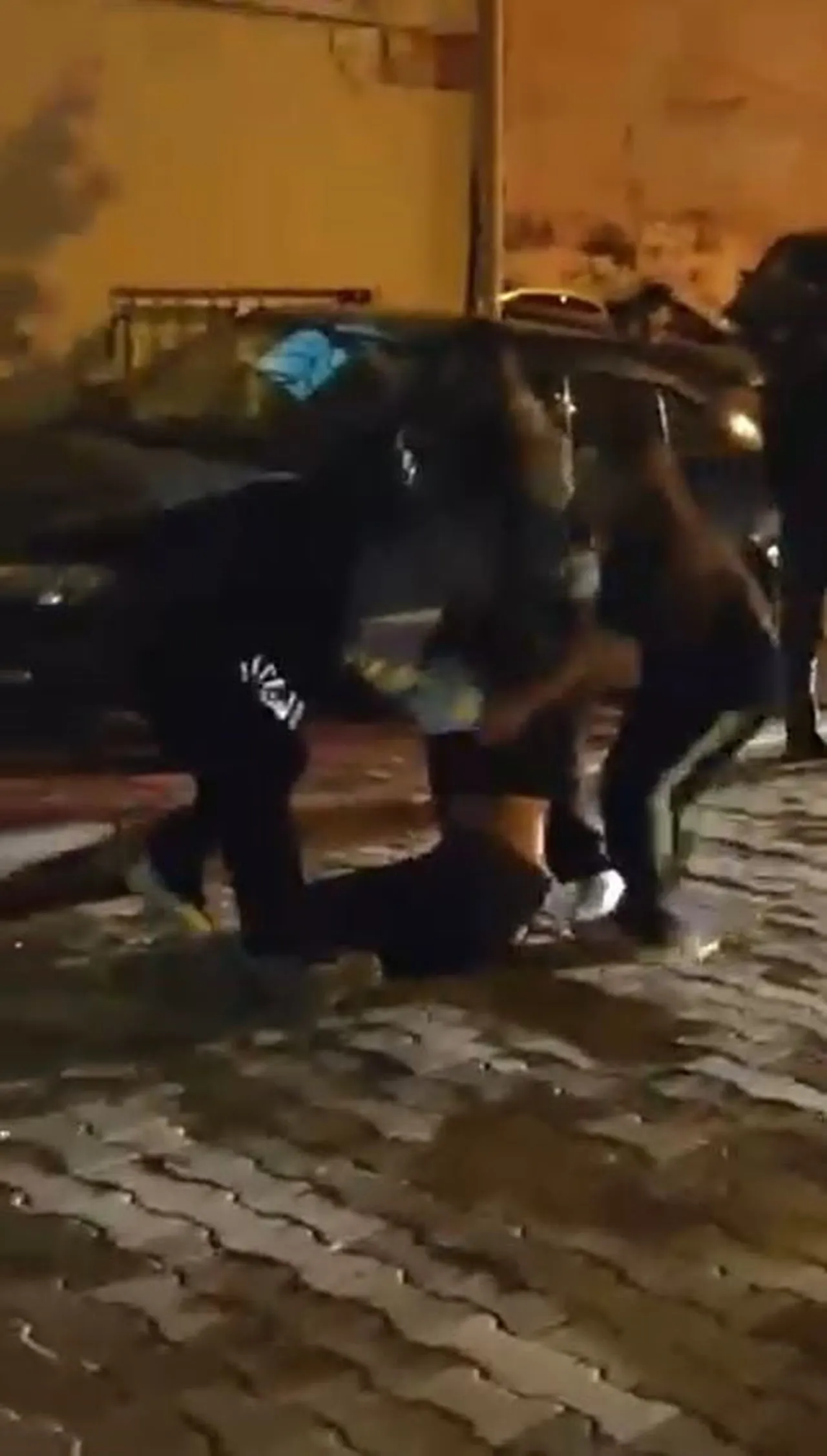 İSTANBUL ESENYURT’TA GÜRÜLTÜ NEDENİYLE ÇIKAN TARTIŞMADA ORTALIK KARIŞTI. BİR KADIN GÜRÜLTÜ YAPAN...