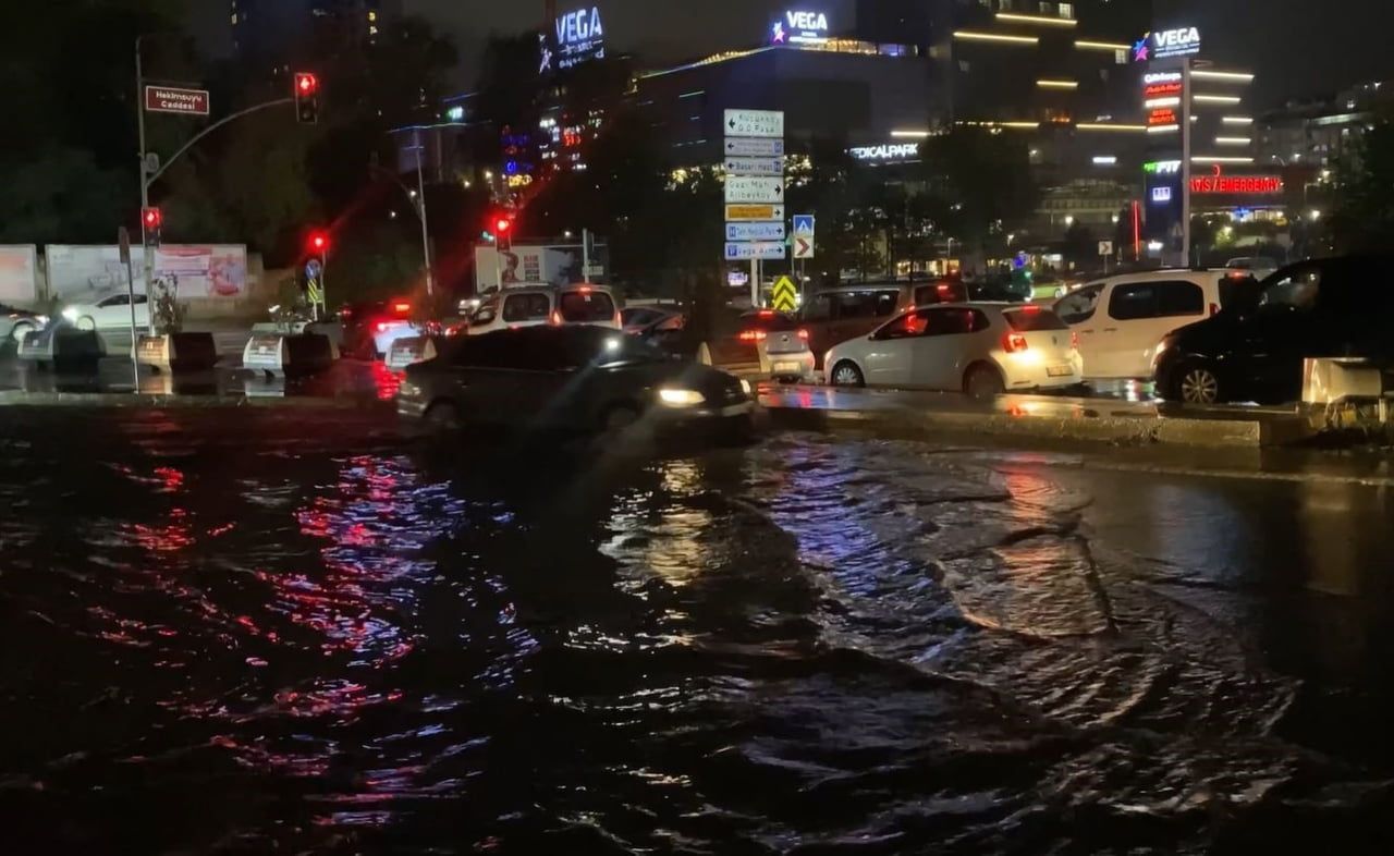 İSTANBUL'DA SAĞANAK YAĞIŞ SONRASI SULTANGAZİ'DE LÜTFİ AYKAÇ BULVARI'NDA YOL GÖLE DÖNDÜ. SÜRÜCÜLER...