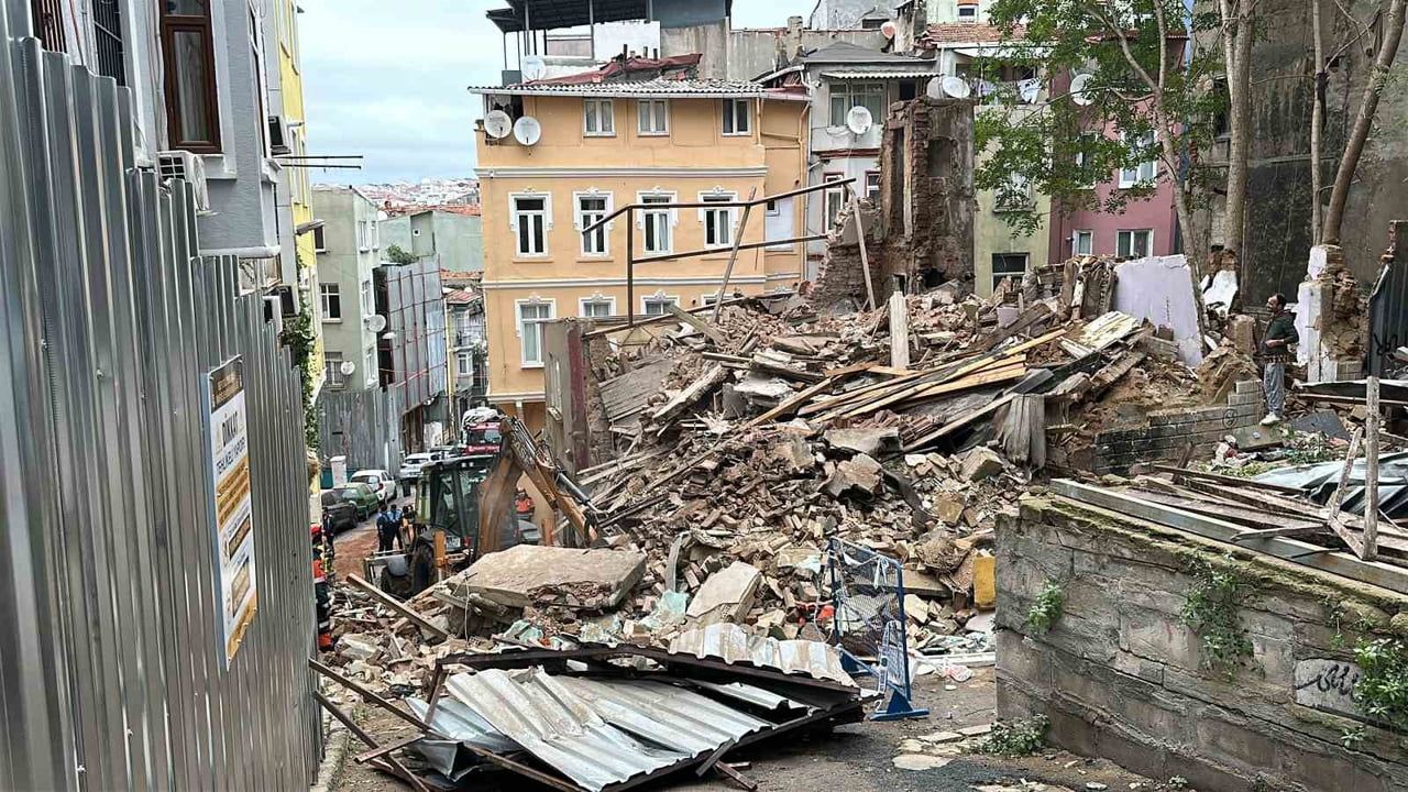 İSTANBUL'UN BEYOĞLU İLÇESİNDE GECE SAATLERİNDE METRUK BİNA ÇÖKTÜ. BİNANIN ÇÖKMESİ SONUCUNDA YAN...