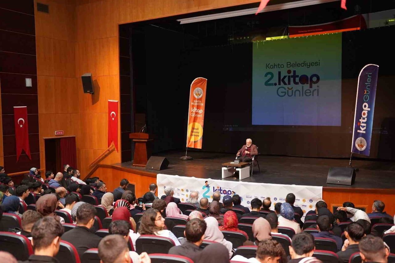 İHSAN SÜREYYA SIRMA, KÂHTA 2. KİTAP GÜNLERİ’NDE OKURLARIYLA BULUŞTU