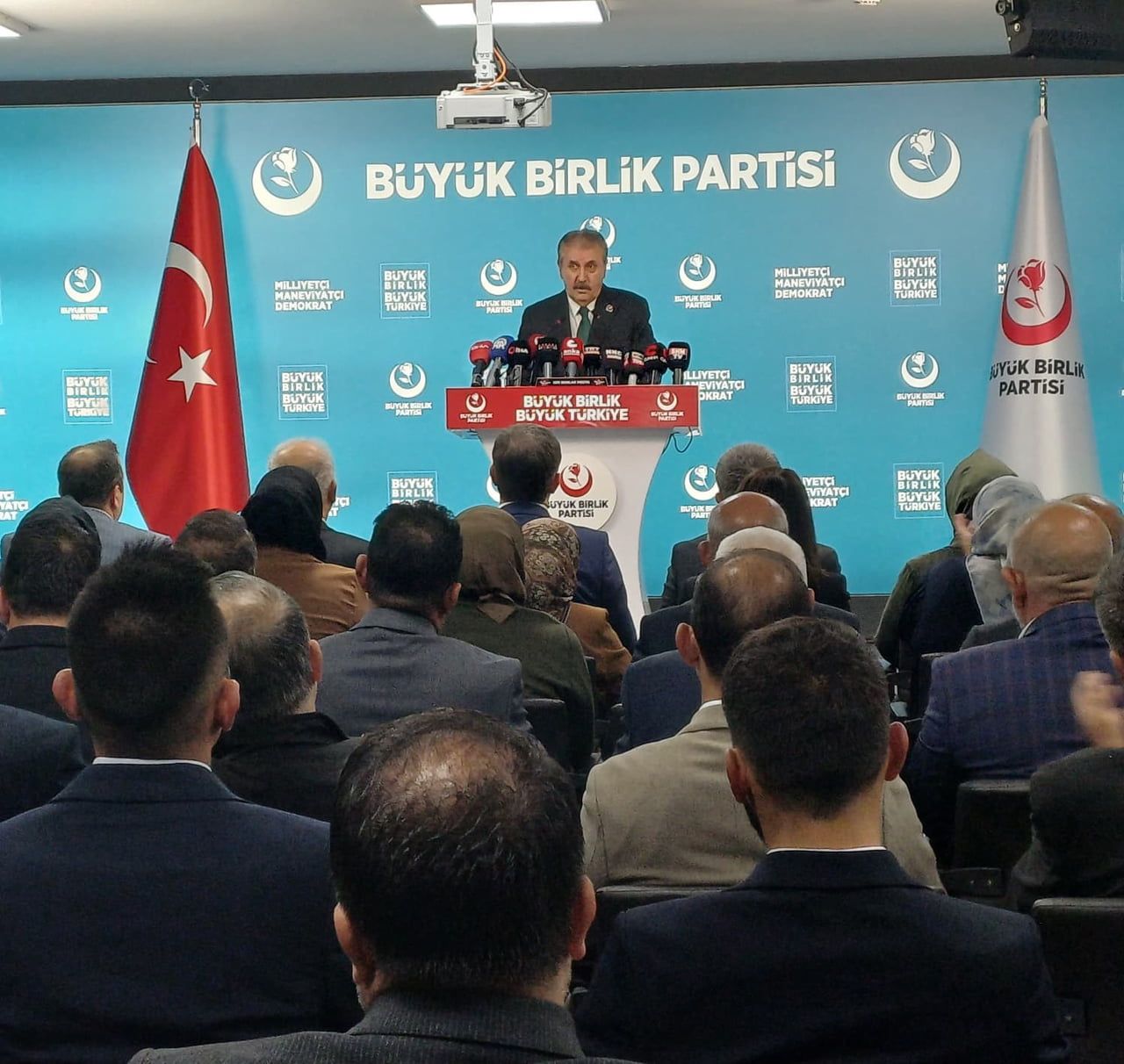 BBP LİDERİ DESTİCİ, PARTİ GENEL MERKEZİNDE DÜZENLEDİĞİ BASIN TOPLANTISINDA GÜNDEME DAİR...