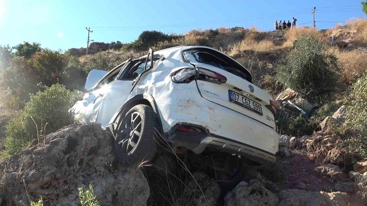 ANTALYA’DA SÜRÜCÜSÜNÜN DİREKSİYON HAKİMİYETİNİ KAYBETTİĞİ OTOMOBİL YAKLAŞIK 30 METRELİK UÇURUMDAN...