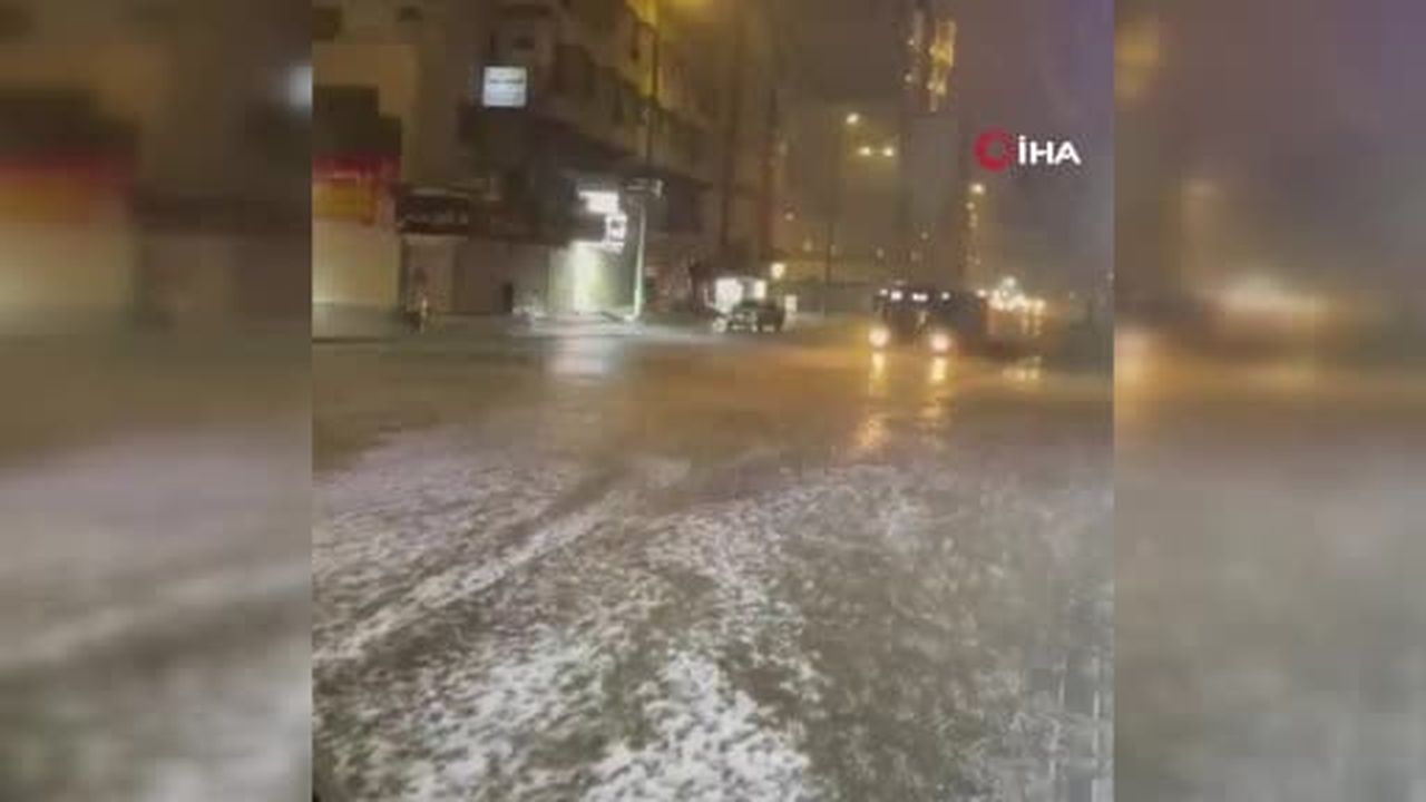 Suudi Arabistan'ın Mekke-i Mükerreme kentinde etkili olan fırtına ve sağanak yağış sırasında...