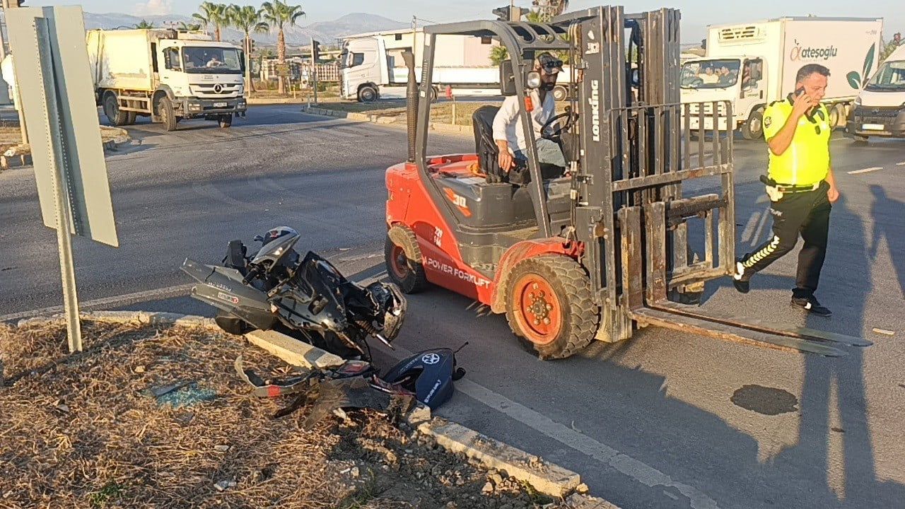 ANTALYA’NIN MANAVGAT İLÇESİNDE KIRMIZI IŞIK İHLALİ YAPAN TİCARİ TAKSİNİN MOTOSİKLETE ÇARPMASI...