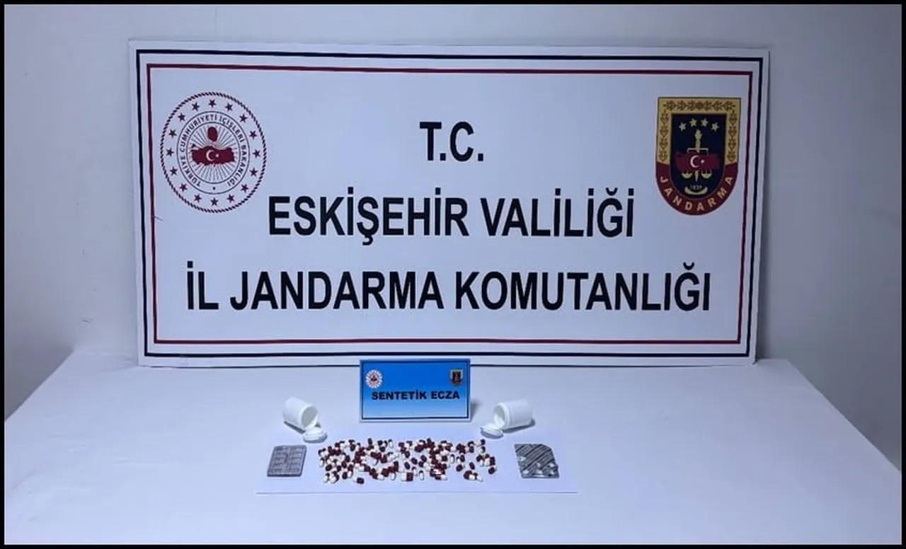 ESKİŞEHİR’DE ALINAN İSTİHBARAT SONRASI JANDARMANIN DURDUĞU YOLCU OTOBÜSÜNDE BULUNAN BİR ŞAHISTAN...