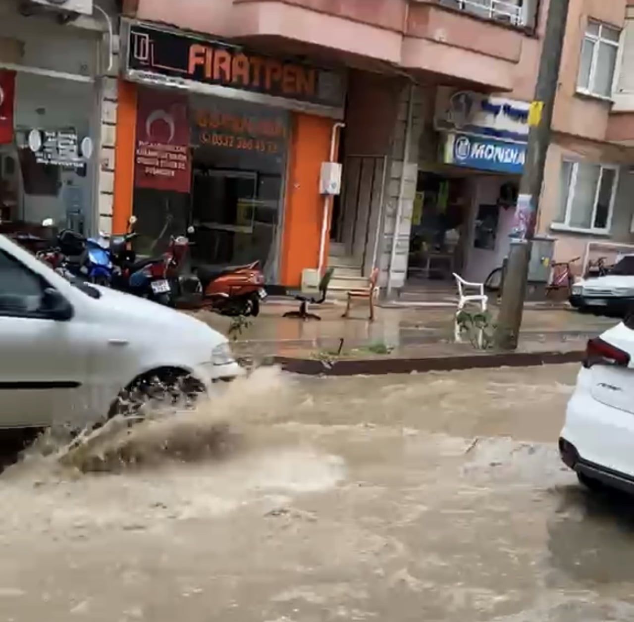 ERDEK’TE SAĞANAK YAĞIŞ SONRASI HÜKÜMET CADDESİ GÖLE DÖNDÜ