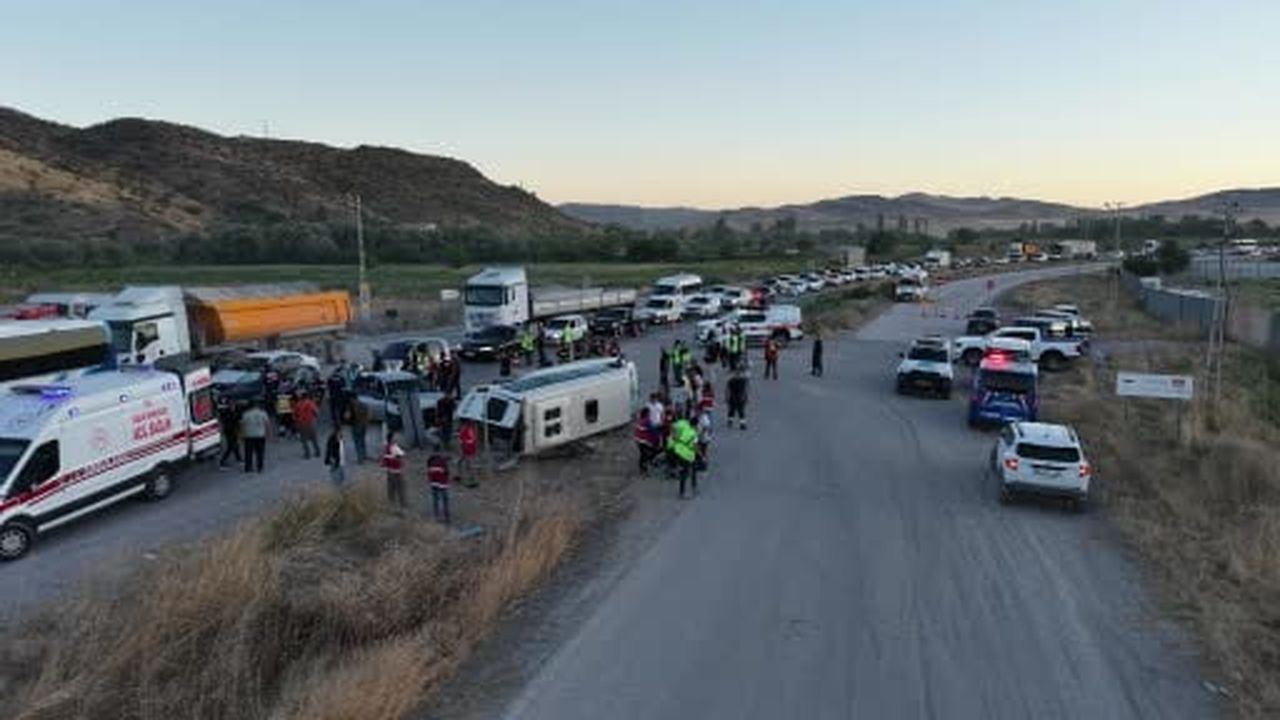 Kırıkkale'de işçi servisi ile otomobil çarpıştı: 14 yaralı