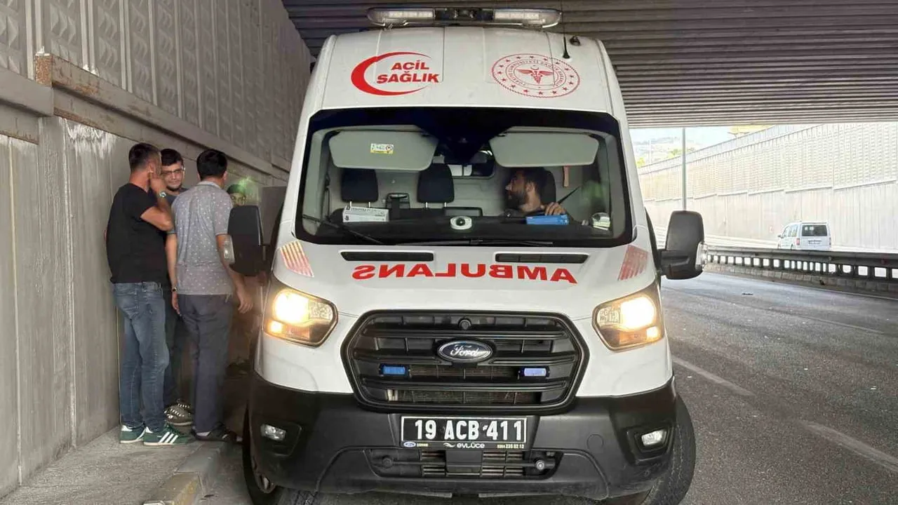 KAMYONDAN DÜŞEN DEMİR PARÇAYA ÇARPARAK YARALANAN MOTOSİKLET SÜRÜCÜSÜNE SAĞLIK EKİPLERİ MÜDAHALEDE...
