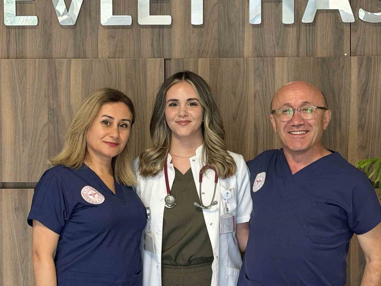İLK GÖREV YERİ OLARAK AİLESİNİN ÇALIŞTIĞI HASTANENİN ACİL SERVİSİNE ATANAN GENÇ DOKTOR, ÇOCUKLUK...