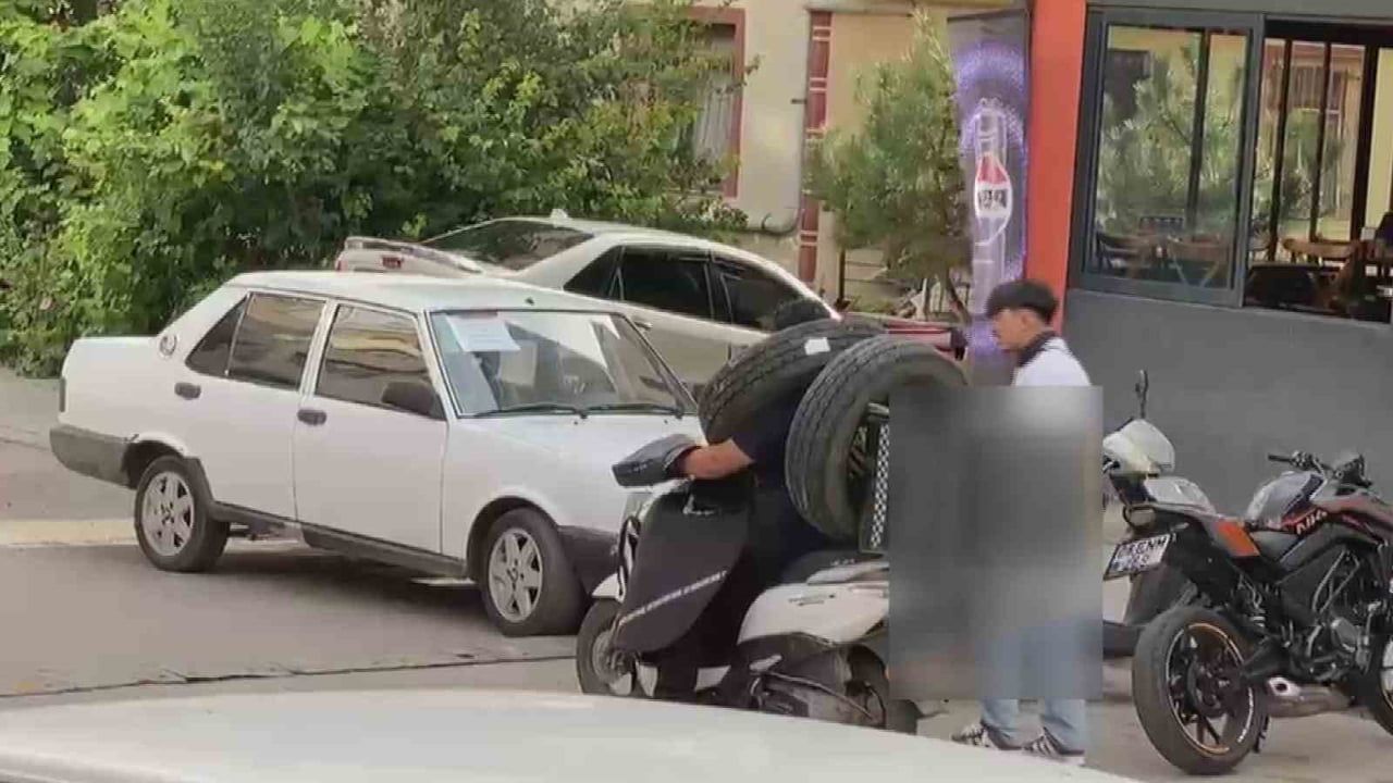 ANKARA’DA ARAÇ LASTİKLERİNİN MOTOSİKLETİNE VE BOYNUNA ASAN KURYENİN İLGİNÇ TAŞIMA YÖNTEMİ CEP...