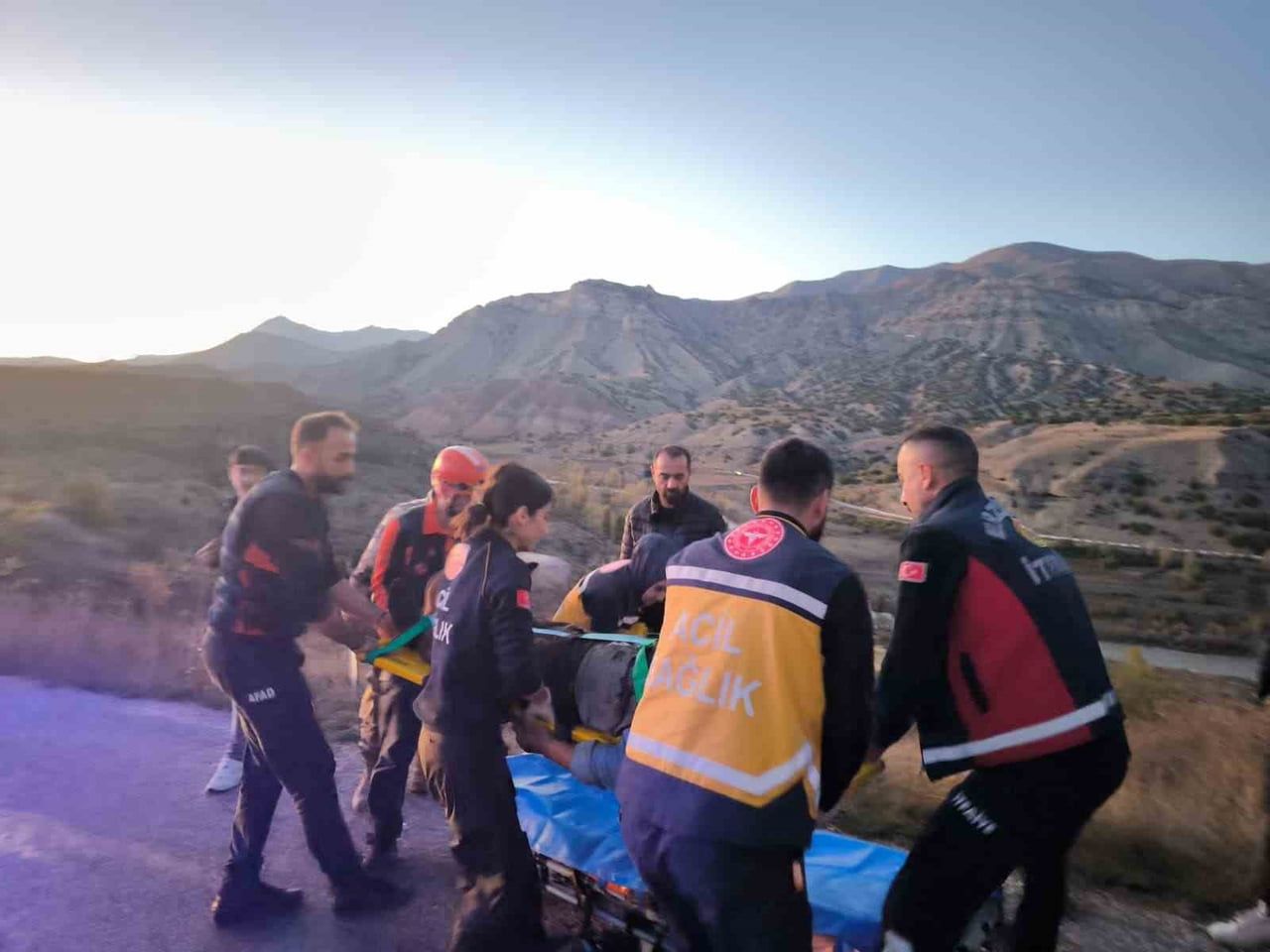 ERZİNCAN’IN KEMAH İLÇESİNDE DEVRİLEN TRAKTÖRÜN ALTINDA SIKIŞAN SÜRÜCÜ, AFAD VE İTFAİYE EKİPLERİNCE...