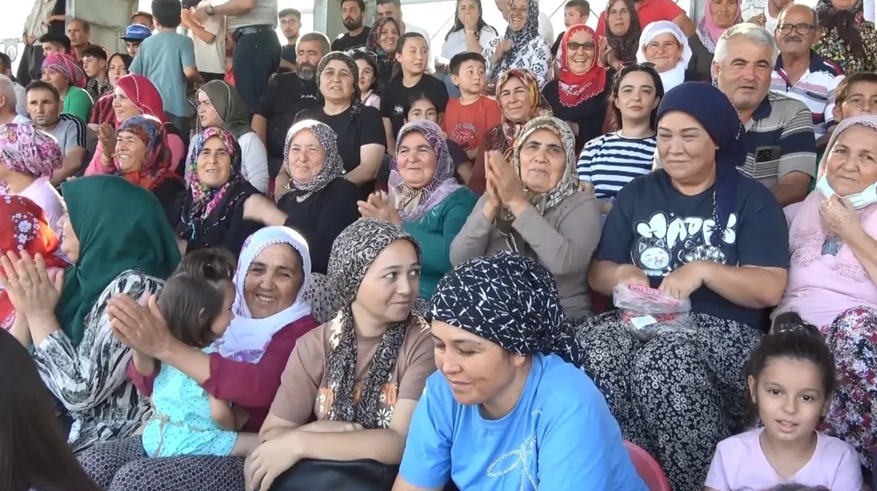 MERSİN'İN ERDEMLİ İLÇESİNDE MAHALLELER ARASI DÜZENLENEN FUTBOL TURNUVASI FİNALİNİ BİNLERCE...
