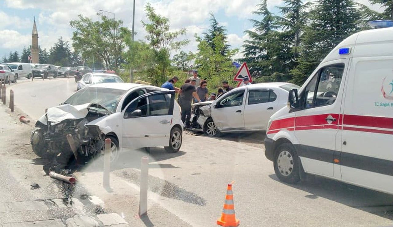 ESKİŞEHİR'DE İKİ OTOMOBİLİN KAFA KAFAYA ÇARPIŞMASI SONUCU MEYDANA GELEN KAZADA ARAÇLAR...