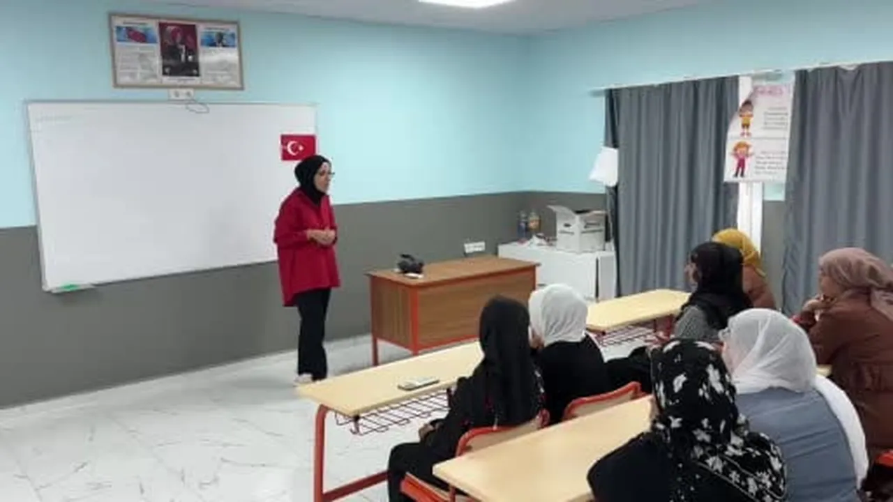 Yıllar sonra gelen mutluluk: Okuma-yazma öğrendiler, pasta kesip mezun oldular