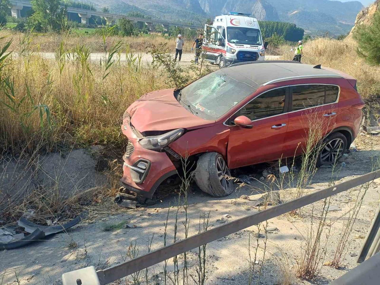 BİLECİK’TE OTOMOBİL BANKETE DÜŞTÜ: 4 YARALI