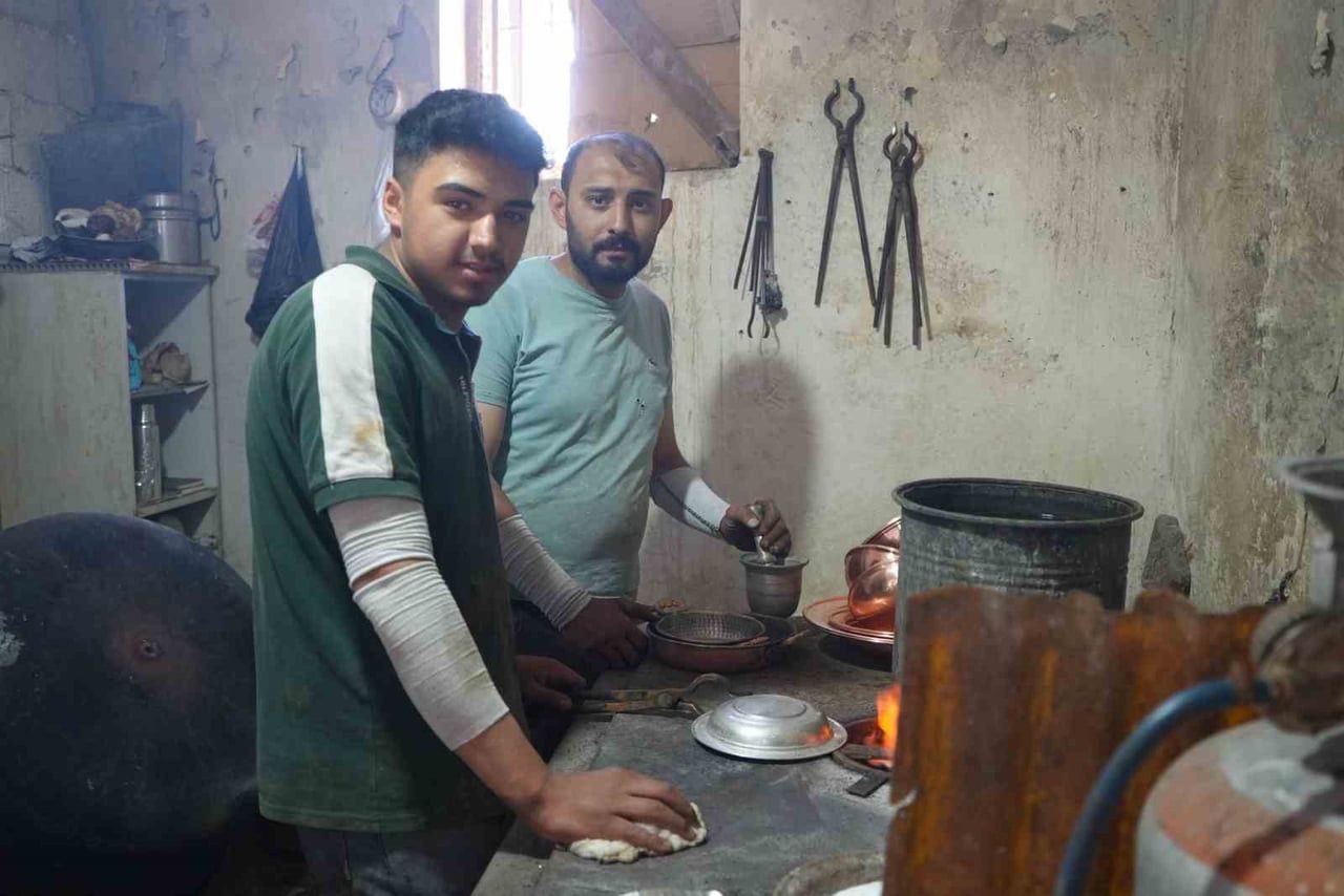 CAHİT ÇALI (SAĞDA)