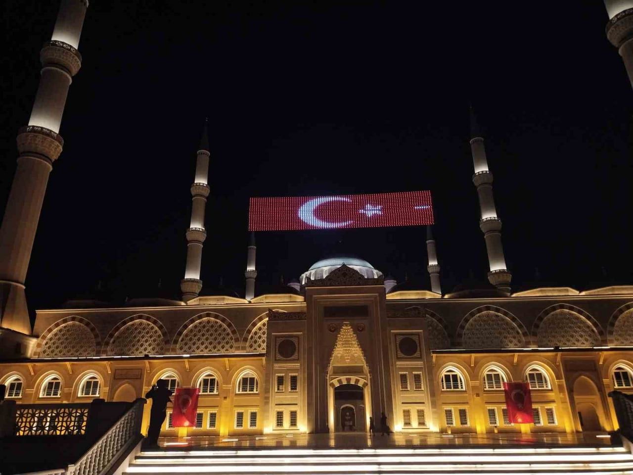 ÇAMLICA CAMİİ’NDE 15 TEMMUZ’UN 10. YILINDA SELA SESLERİ YANKILANDI