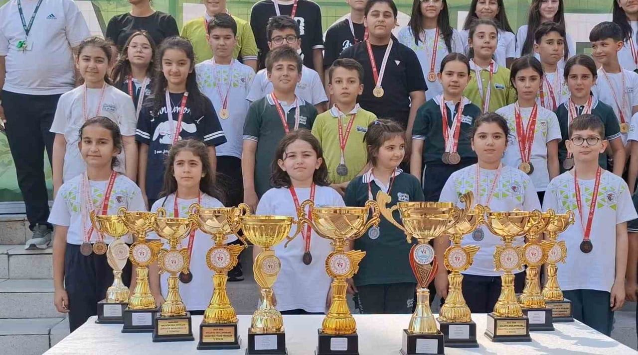 ÇAMLICA KOLEJİ 332 LİSANSLI ÖĞRENCİYLE 17 KUPA VE 148 MADALYA KAZANDI