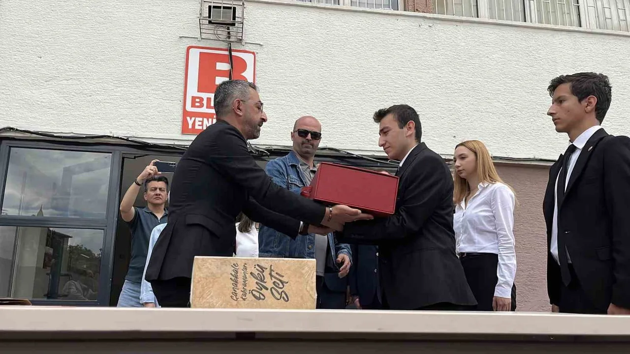 ÇANAKKALE ŞAHİNDERE ŞEHİTLİĞİ'NDE DALGALANAN BAYRAK, KONYA LİSESİ’NE TÖRENLE TESLİM...