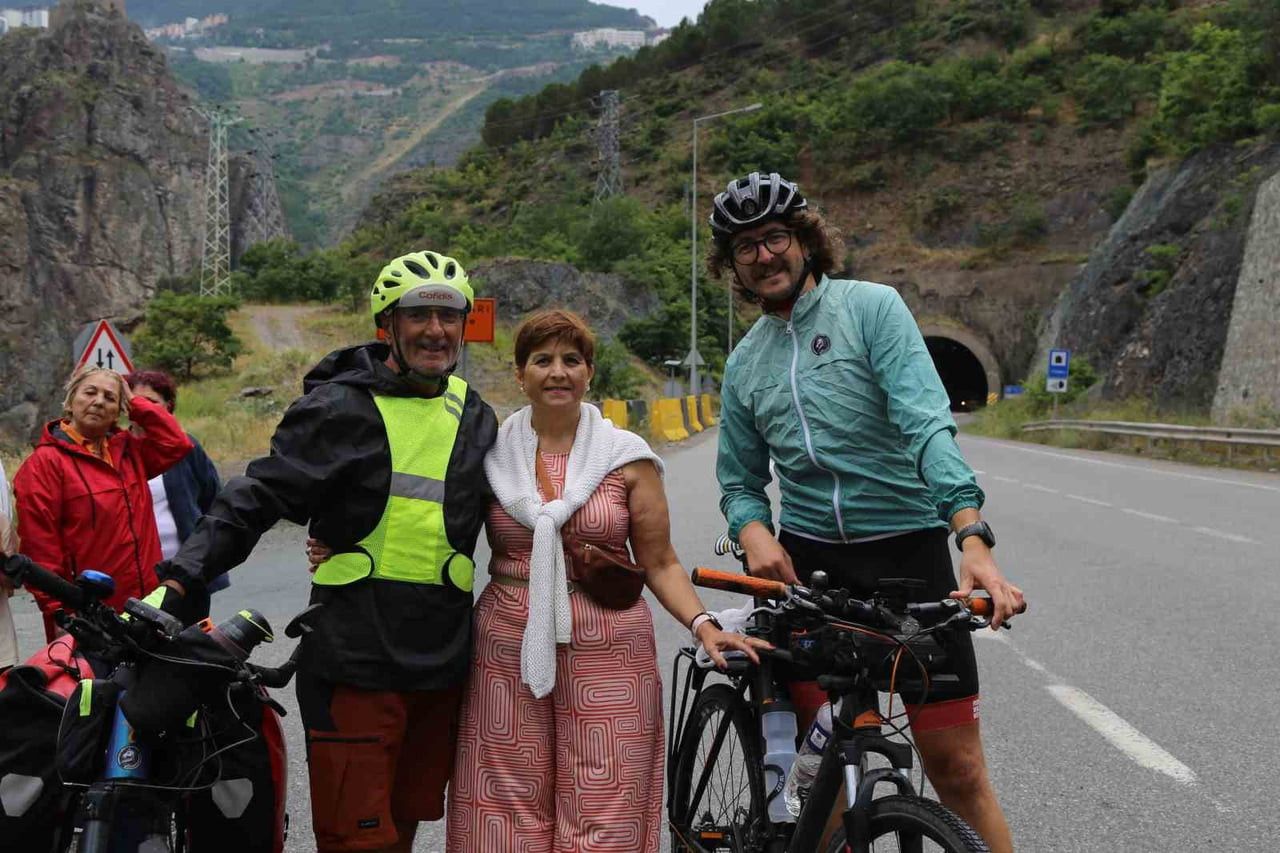 ÇANAKKALE’DEN ARDAHAN’A PEDAL ÇEVİREN 67 YAŞINDAKİ ARTVİNLİ KAZİM UZUN, YILLAR ÖNCE AYRILDIĞI...