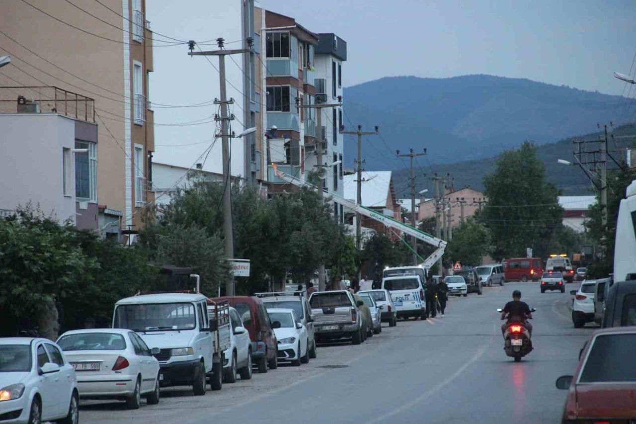 ÇANAKKALE’NİN BAYRAMİÇ İLÇESİNDE İNŞAATA ÇALIŞAN YUNUS ENES KAYA (26) ELEKTİRİK TELLERİNE DEĞEN...