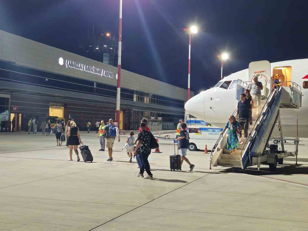 ÇANAKKALE’YE GELİRKEN HAVALİMANINI NİSAN AYINDA  10 BİN 392 YOLCU TERCİH ETTİ.