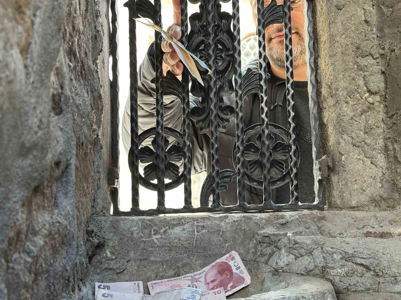 ÇANKIRI’DA OSMANLI DÖNEMİNDEN KALAN SADAKA TAŞINA VATANDAŞLAR TARAFINDAN BIRAKILAN PARALAR...