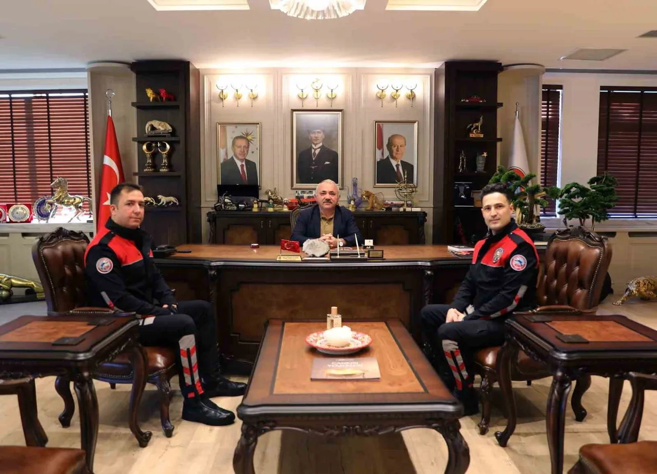 ÇANKIRI’DA SEYİR HALİNDEYKEN NEFES BORUSUNA KEK KAÇAN SÜRÜCÜYÜ UYGULADIĞI HEİMLİCH MANEVRASIYLA...