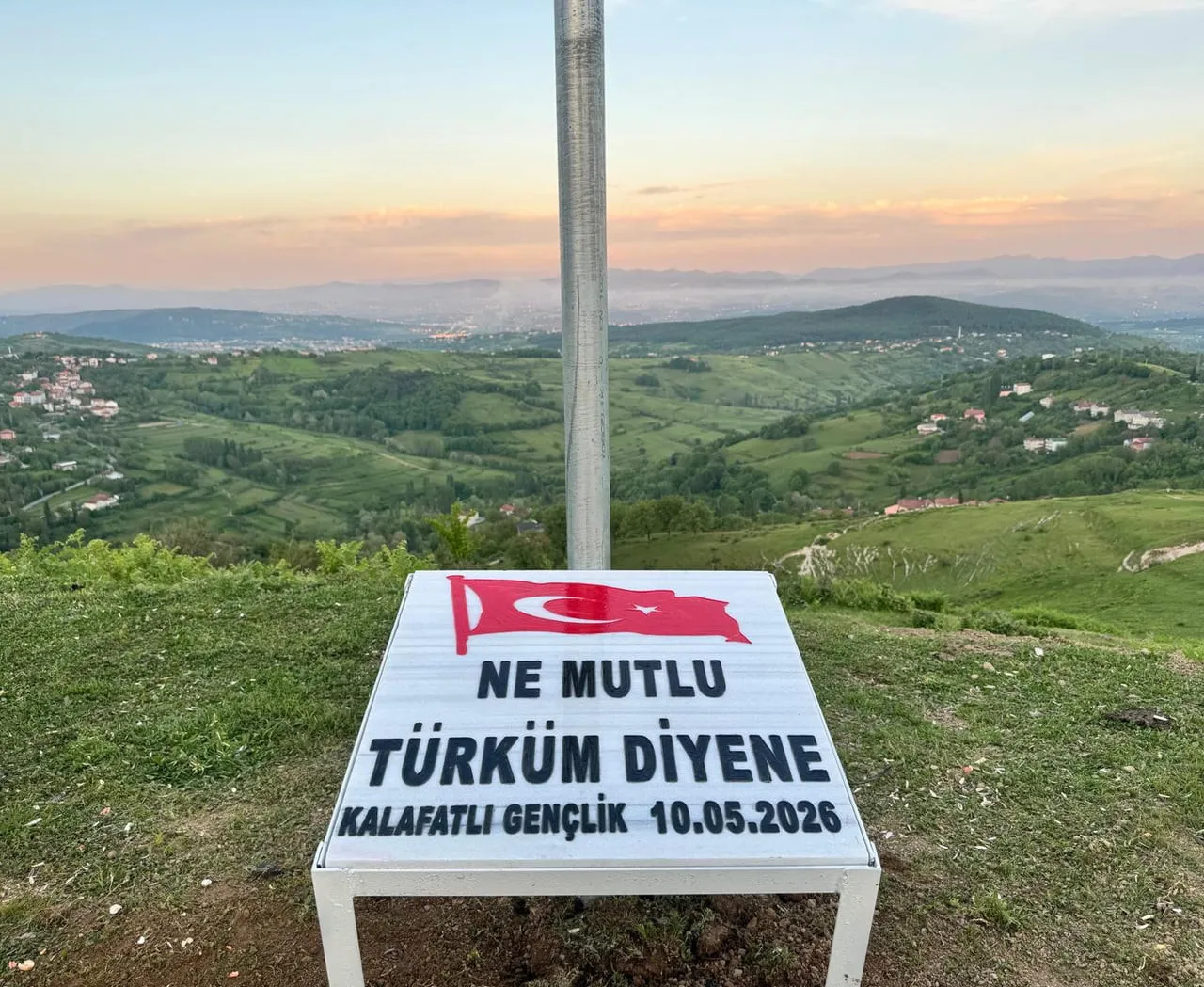 ÇAYCUMA İLÇESİNDE BİR GRUP GENÇ, KENDİ İMKANLARIYLA KÖYLERİNİN ZİRVESİNE TÜRK BAYRAĞI...