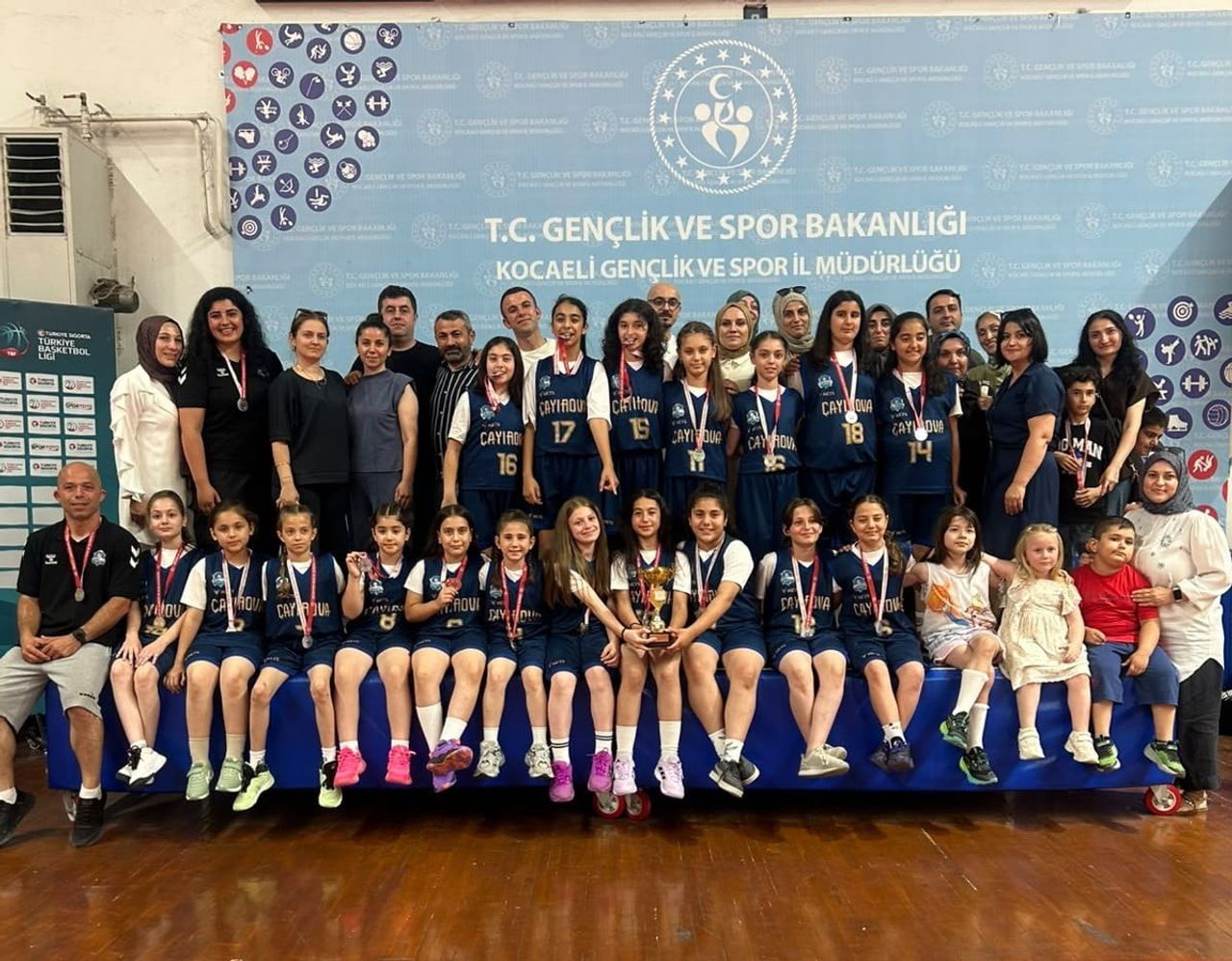 ÇAYIROVA BELEDİYESİ EĞİTİM SPOR KULÜBÜ SPORCULARI ATLETİZM VE BASKETBOL BRANŞLARINDA ELDE...