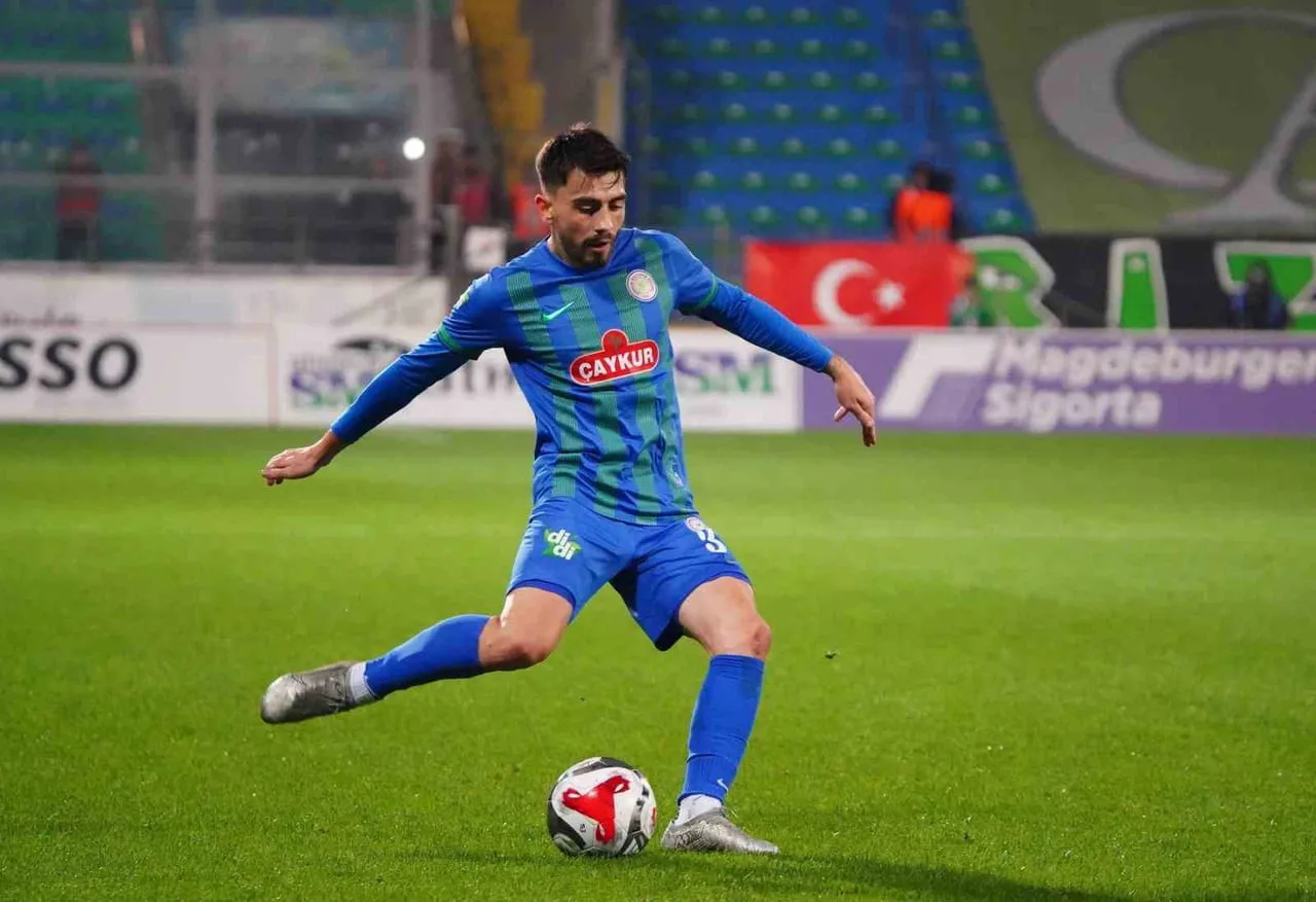 ÇAYKUR RİZESPOR'UN BAŞARILI SAĞ BEKİ MUHAMMET TAHA ŞAHİN, YAZ TRANSFER DÖNEMİNDE BİRÇOK KULÜBÜN...