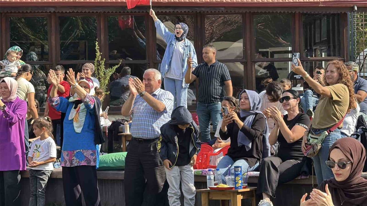 KARABÜK BELEDİYESİNCE KURULAN DEV EKRANDA FİNAL KARŞILAŞMASINI TAKİP EDEN VATANDAŞLAR, FİLENİN...