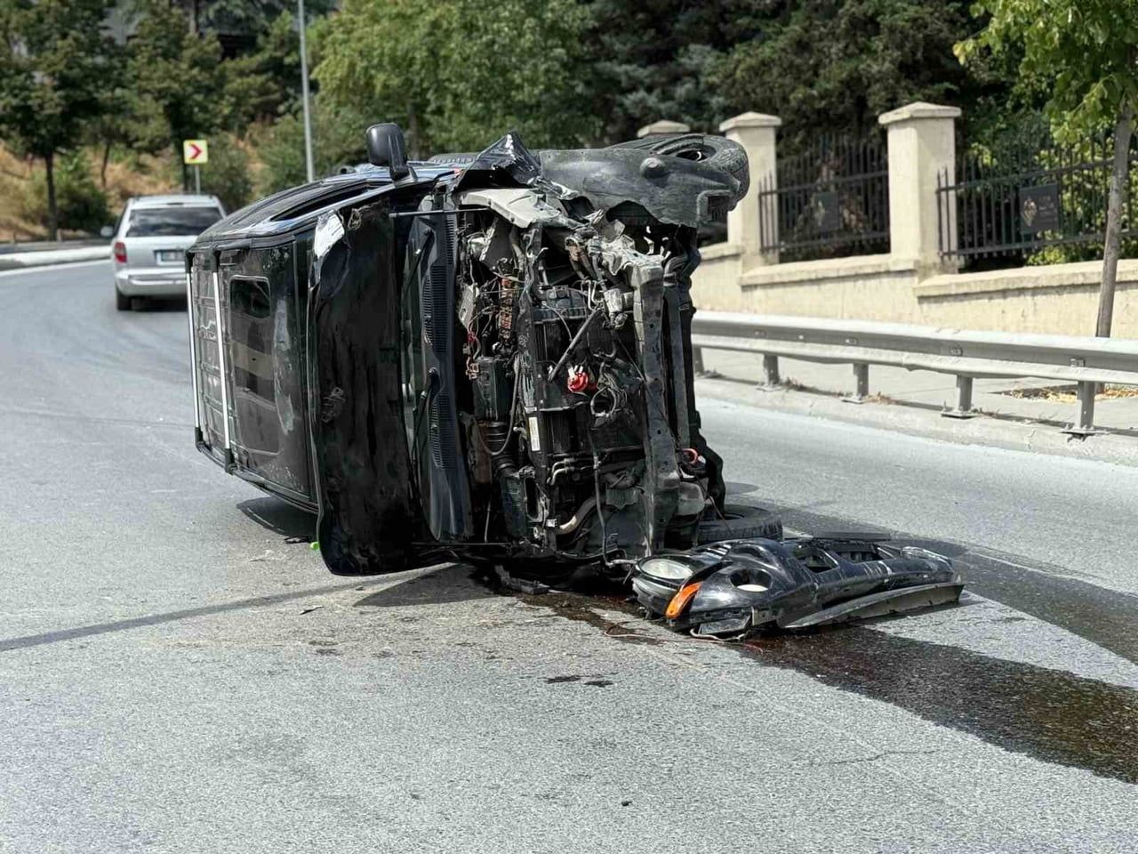 BEYOĞLU İLÇESİNDE LÜKS CİP, AYDINLATMA DİREĞİNE ÇARPIP YAN YATTI