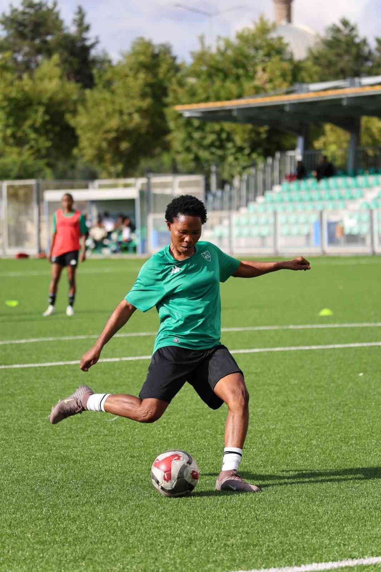 KAYSERİ KADIN FUTBOL KULÜBÜ'NÜN NİJERYALI OYUNCUSU AYOWUNMİ MAMA OMOSUYİ İLK GOLÜNÜ ATTI.