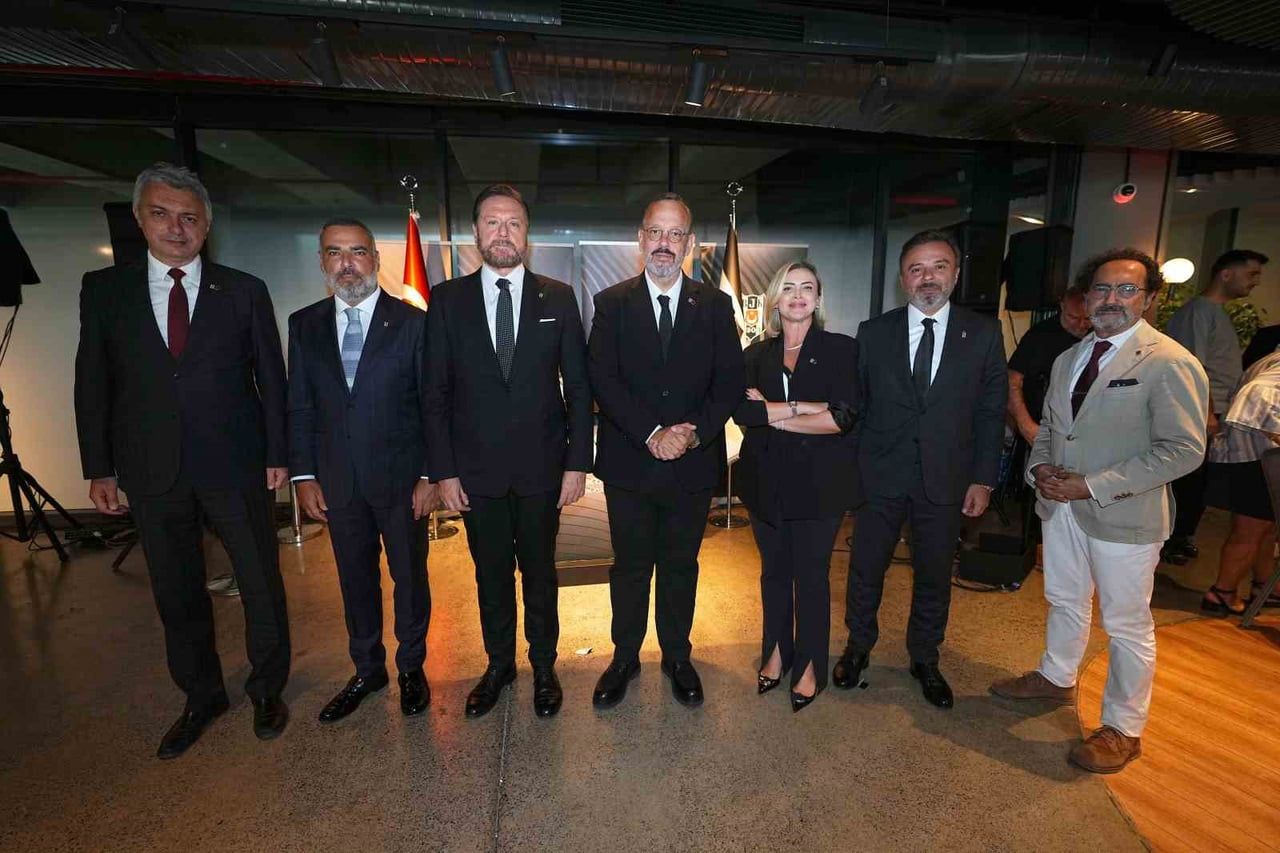 BEŞİKTAŞ YÖNETİM KURULU ÜYELERİ, BJK-KABATAŞ VAKFI OKULLARI’NIN ÖĞRETMENLERİNİ TÜPRAŞ STADYUMU’NDA...