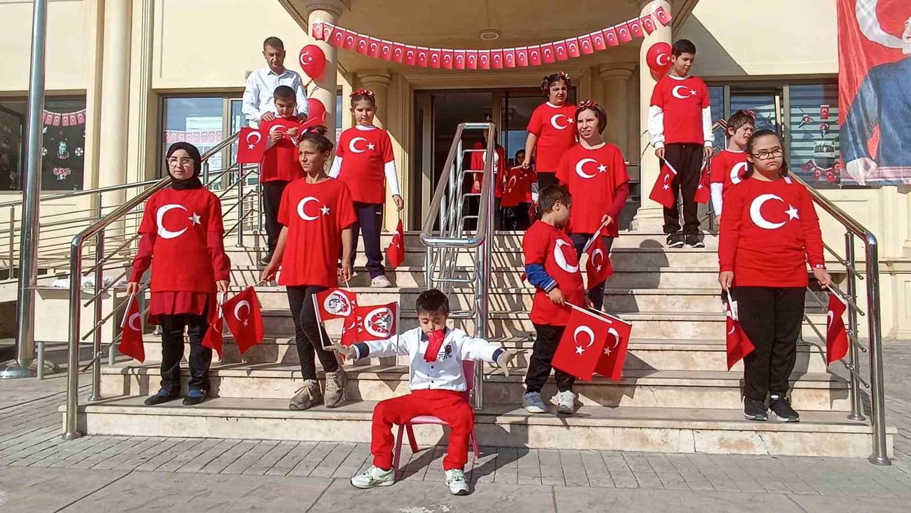 HAVZA’DA ÖZEL ÖĞRENCİLERDEN CUMHURİYET BAYRAMI KUTLAMASI