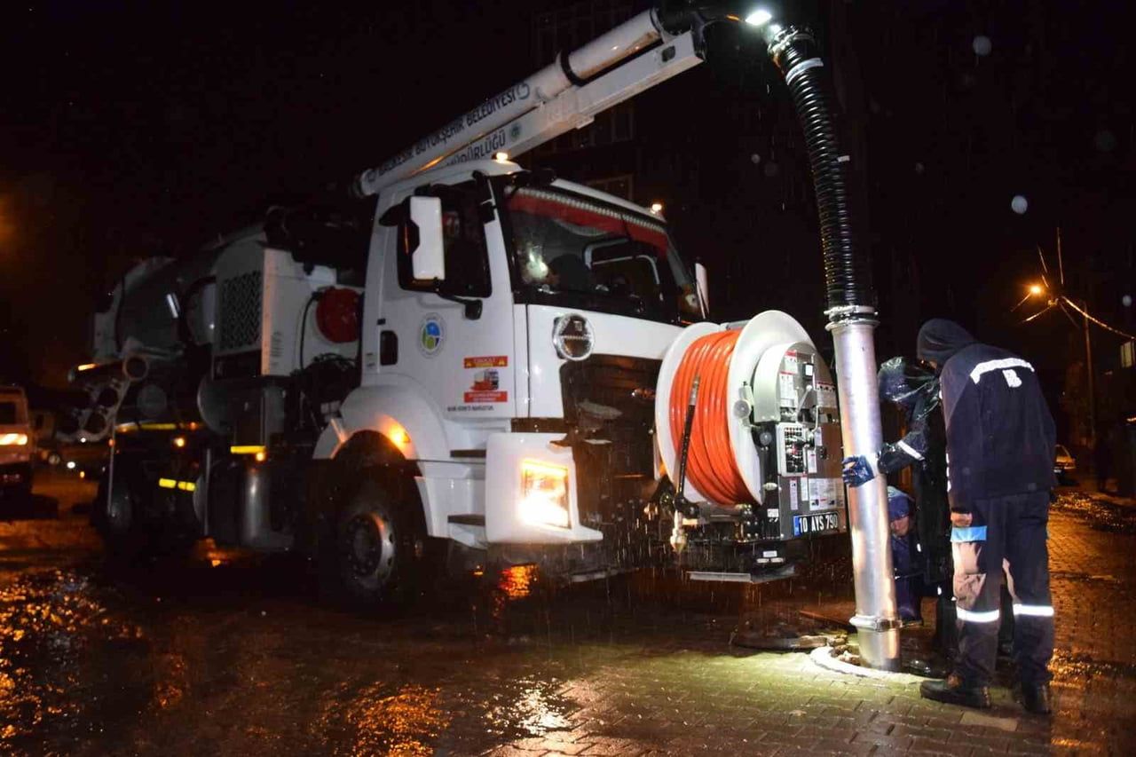 BALIKESİR GENELİNDE ETKİLİ OLAN SAĞANAK YAĞIŞLAR NEDENİYLE BALIKESİR SU VE KANALİZASYON İDARESİ...