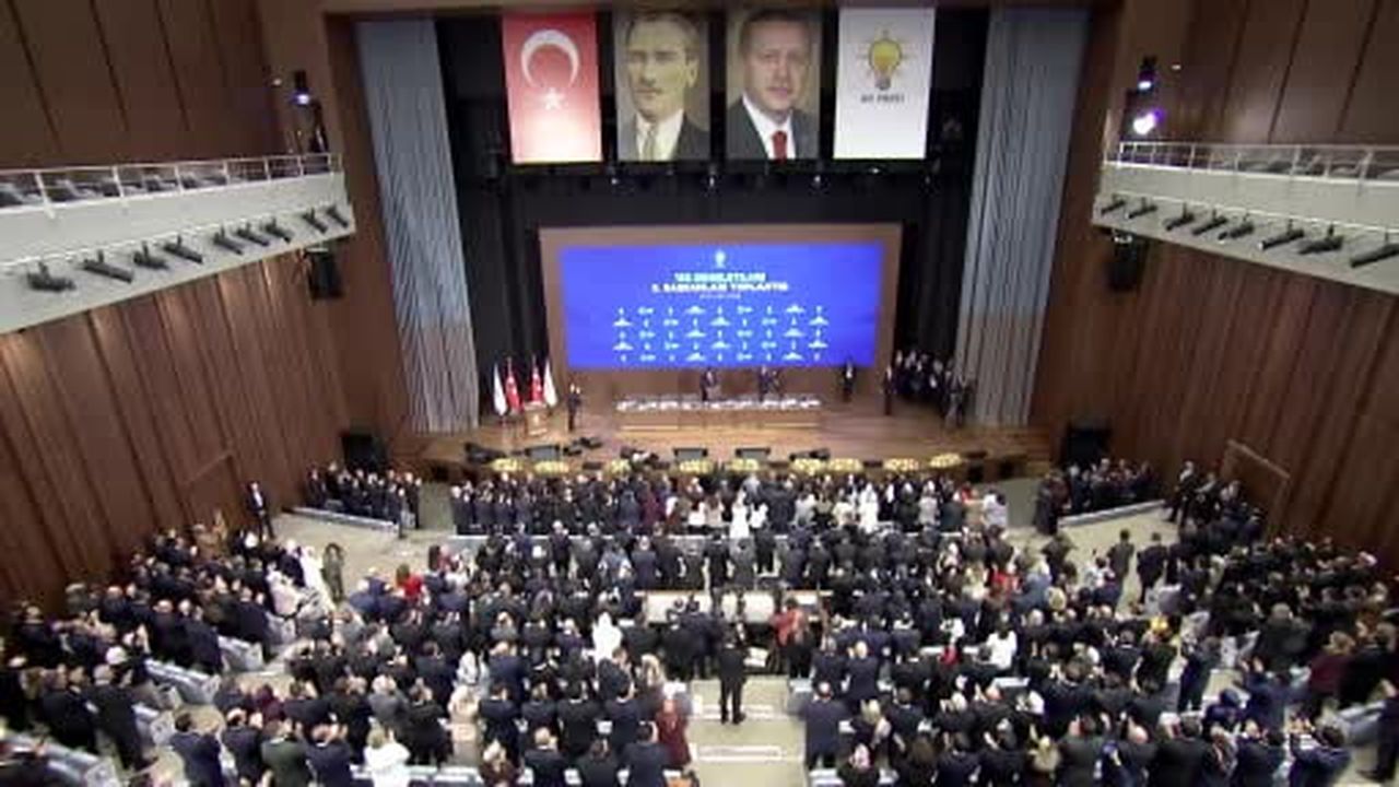 Cumhurbaşkanı Erdoğan, AK Parti'ye katılan yeni belediye başkanlarına rozetlerini taktı